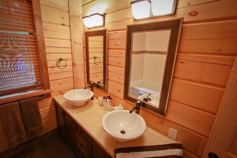 Wilderness Tours Rafting Resort Foresters Falls Екстериор снимка